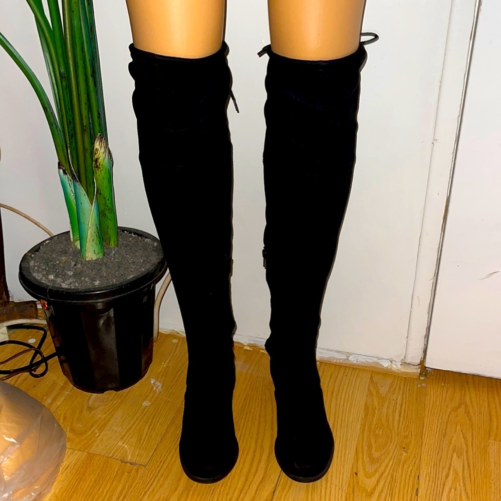 KNEES BOOTS